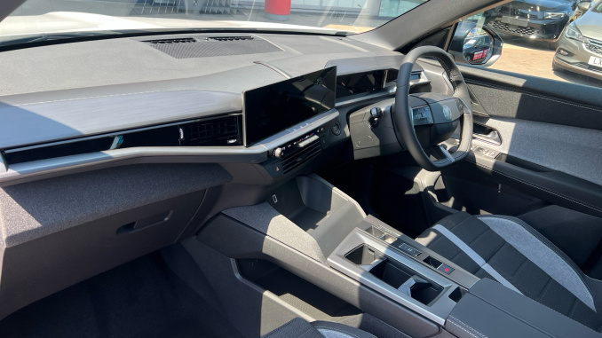 Vauxhall Grandland 157kW Design 73kWh 5dr Auto Electric Hatchback - Image 9